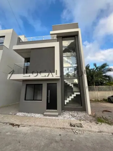 Sobrado à venda em Curitiba, Uberaba, com 3 quartos, 132m²