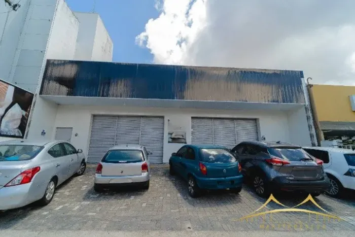 Ponto Comercial em Lagoa Nova c/ 250m² de Área e 900m² de Terreno, 18 Vagas, Próx. ao Midw