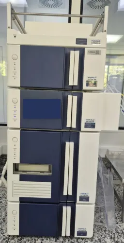 Cromatógrafo Líquido, marca Merck Hitachi - Chromaster