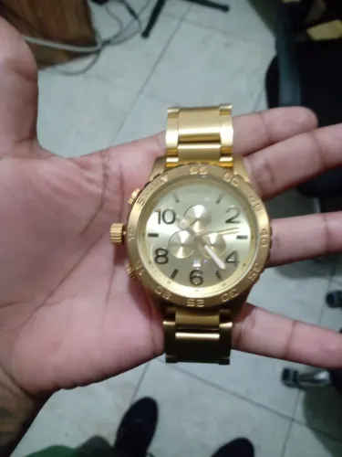 Relógio Nixon dourado,original...bateria parou