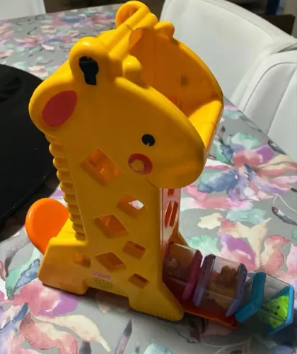 Brinquedo educativo girafinha com blocos toca musiquinha.