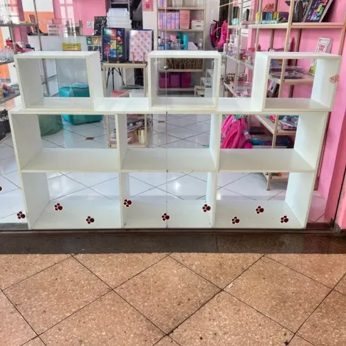 Vitrine com 3 nichos soltos em cima