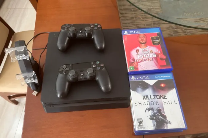 Vende-se PS4 com jogos semi novo