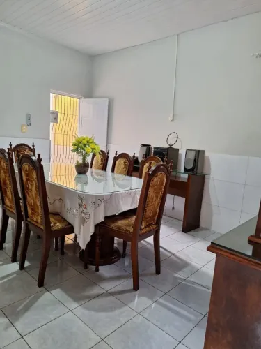 Vende-se Mesa com cadeira e 1 armário 