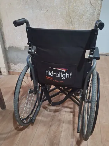 Vendo cadeira de rodas semi nova