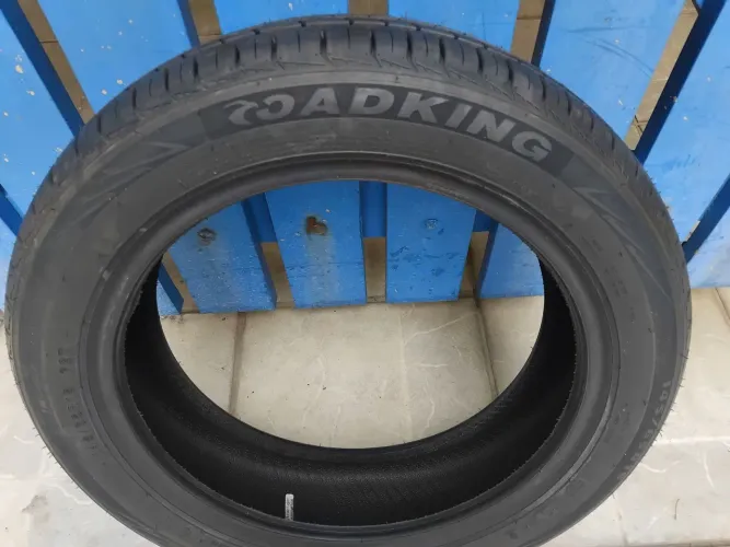 Vendo 01 pneu 145/65 R 15 novo sem uso.