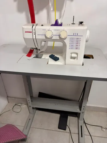 Máquina de costura com mesa