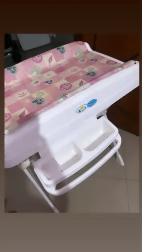 Banheira bebê da burigotto com suporte e trocador. 