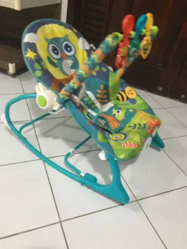 Cadeira de balanço infantil. Toca música, vibra. Pouco uso