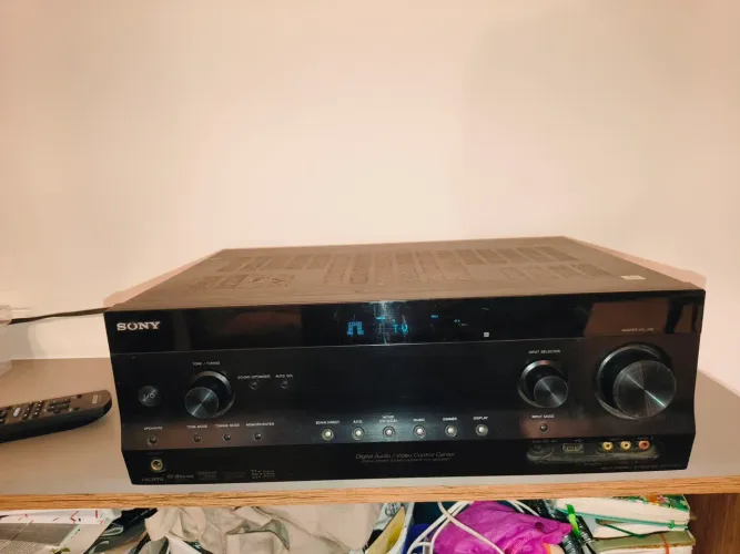 Sony STR-DH820 (um receiver de áudio e vídeo 7.2 canais com suporte a 3D),