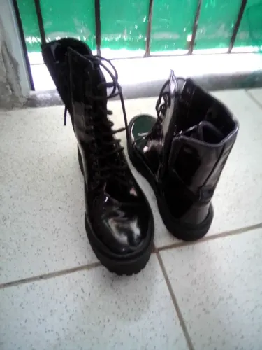 Bota de couro legítimo.