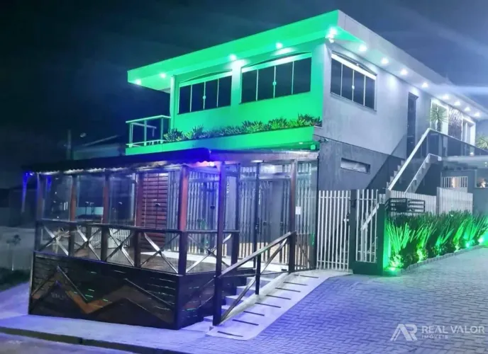 Sala Comercial com Deck e Aproximadamente 65m2 para Locação no Bairro Gralha Azul em Fazen