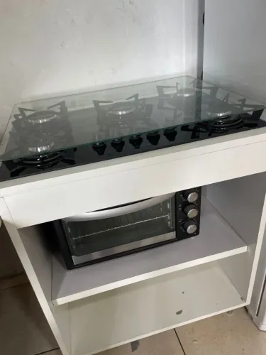 Fogão com forno e armário 