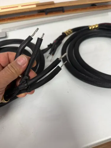 Par de Cabos de Caixa Hi-End - Alta Performance e Construção Premium