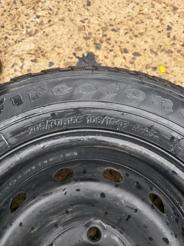 Pneu 205/70/15 com aro