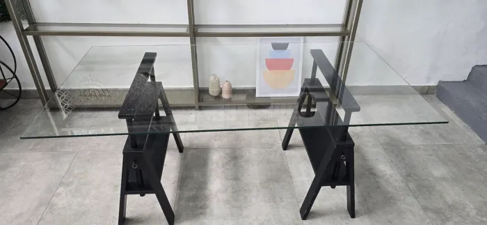 Mesa de vidro com Cavalete
