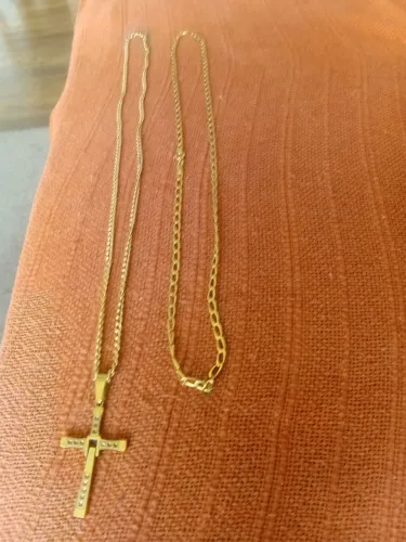 2 correntes banho ouro uma com crucifixo usado em velozes furiosos