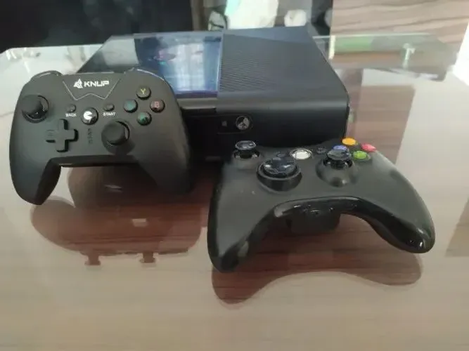 Vendo Xbox 360 com 2 controles e 7 jogos originais.