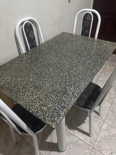 Mesa de granito com 4 cadeiras
