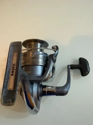 Molinete usado, em bom estado, da marca Daiwa crossfire 4.000x.