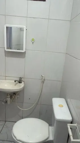 Aluga-se kitnet com um quarto, cozinha americana, sala pequena e sacada.