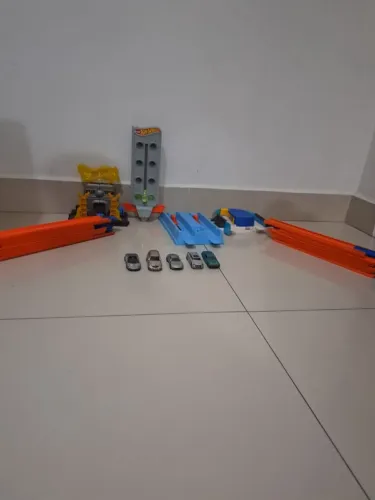 Pistas hotwheels campeonato de corrida, pista curva e mais com 5 carros 