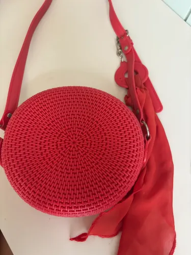 Bolsa vermelha em formato oval com aro
