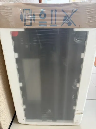 Cervejeira Home Bar Electrolux Frost Free 100L Porta de Vidro Preta
