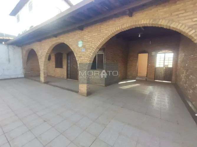 Linda Casa em estilo colonial com 360 m² 2 Pavimentos e 5 Quartos no Planalto!