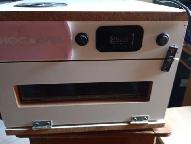 Chocadeira automática com ovoscópio ,para 70 ovos de codornas