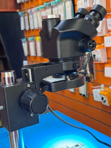 Microscópio trinocular 