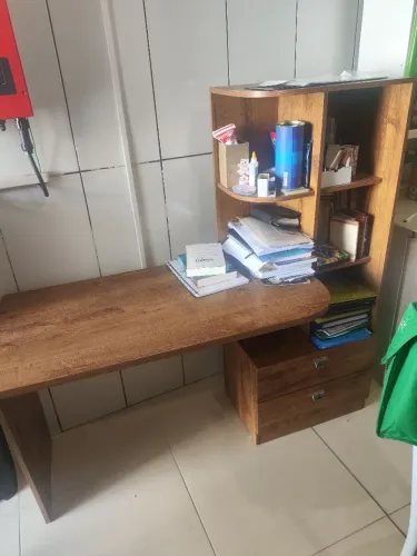 Escrivaninha em bom estado por 150,00
