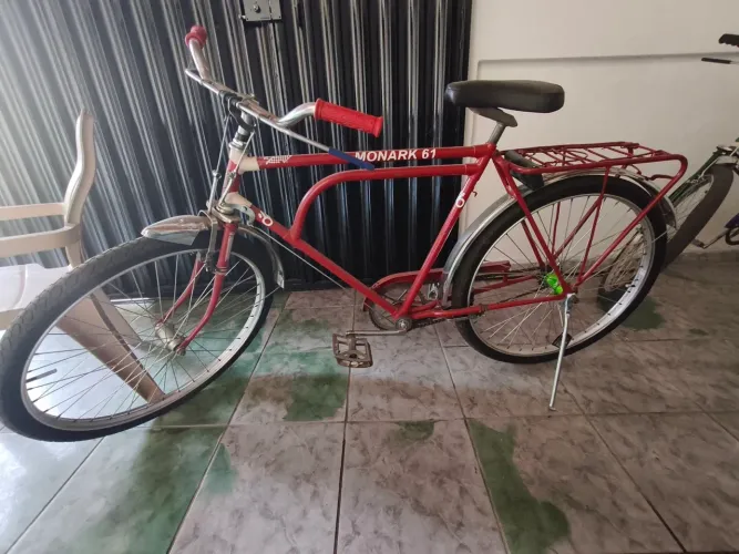 Bicicleta antiga. Monark 61, vermelha em excelente estado de conservação e toda original.