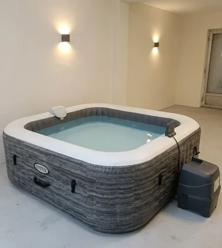 Piscina SPA Inflável Intex 785L com Aquecimento