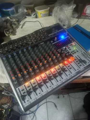 Mesa de Som 14 Canais Behringer XENYX X1832USB com USB e Efeitos Estuda Troca