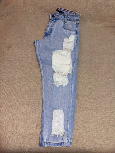 Calça jeans rasgada