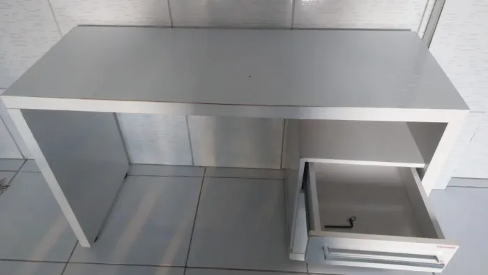 Mesa para computador e estudo