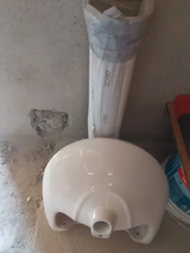 Vendo pia de banheiro novo nunca usado..comprei como meu banheiro e pequeno estou vend