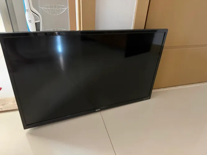 Televisão Philco quebrada