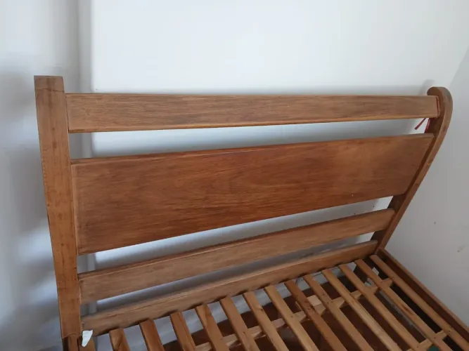 Cama de madeira casal
