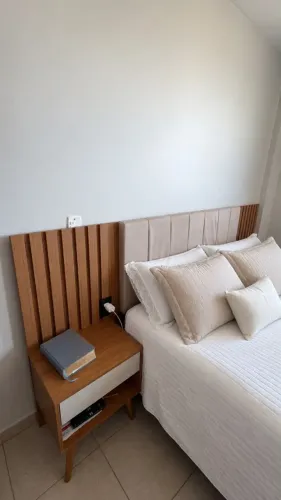 Cabeceira de cama com tomada embutida