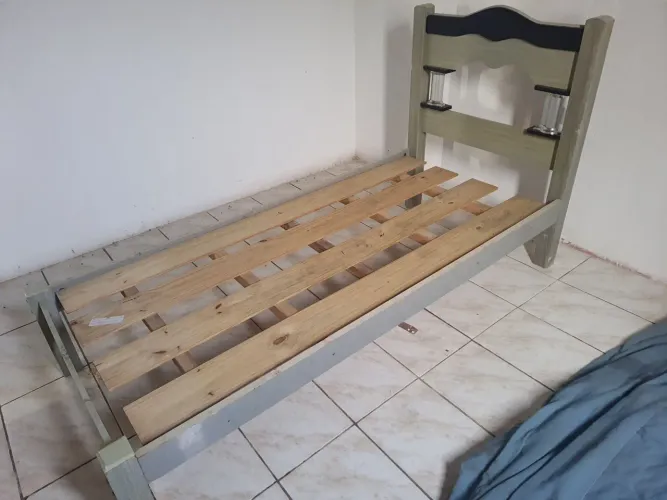 Vendo cama de solteiro com colchão