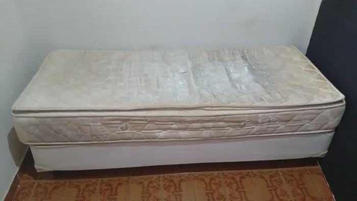 Vendo Cama box + colchão de solteiro