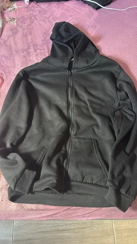 Moletom preto estilo streetwear como zip hoodie.