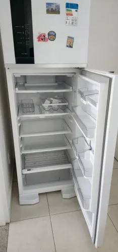 Geladeira Brastemp 400L, Design moderno, pouco tempo de uso.