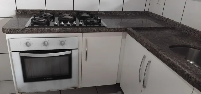 Pedra de mármore e móveis planejado, com forno elétrico , fogão cooktop