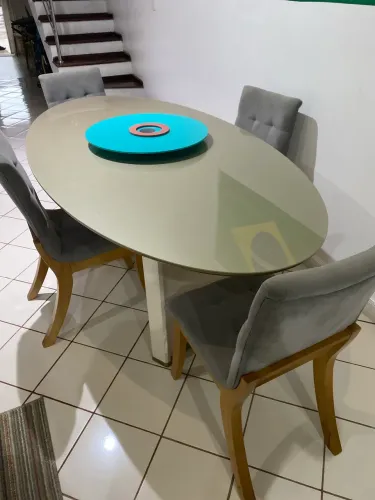 Mesa de jantar com 04 cadeiras e 01 prato giratório 