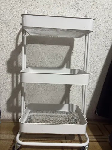Carrinho auxiliar com produtos lash estética