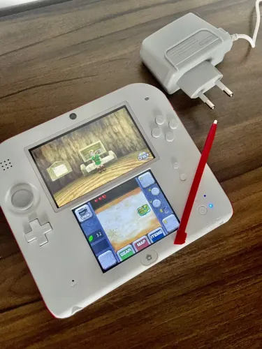 Nintendo 2DS Desbloqueado Edição Especial New Super Mario Bros 2 (Branco/Vermelho)
