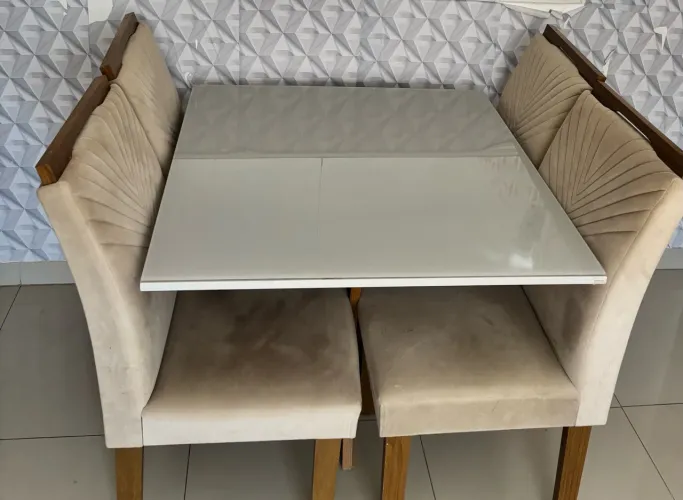Mesa com quatro cadeiras- semi-nova